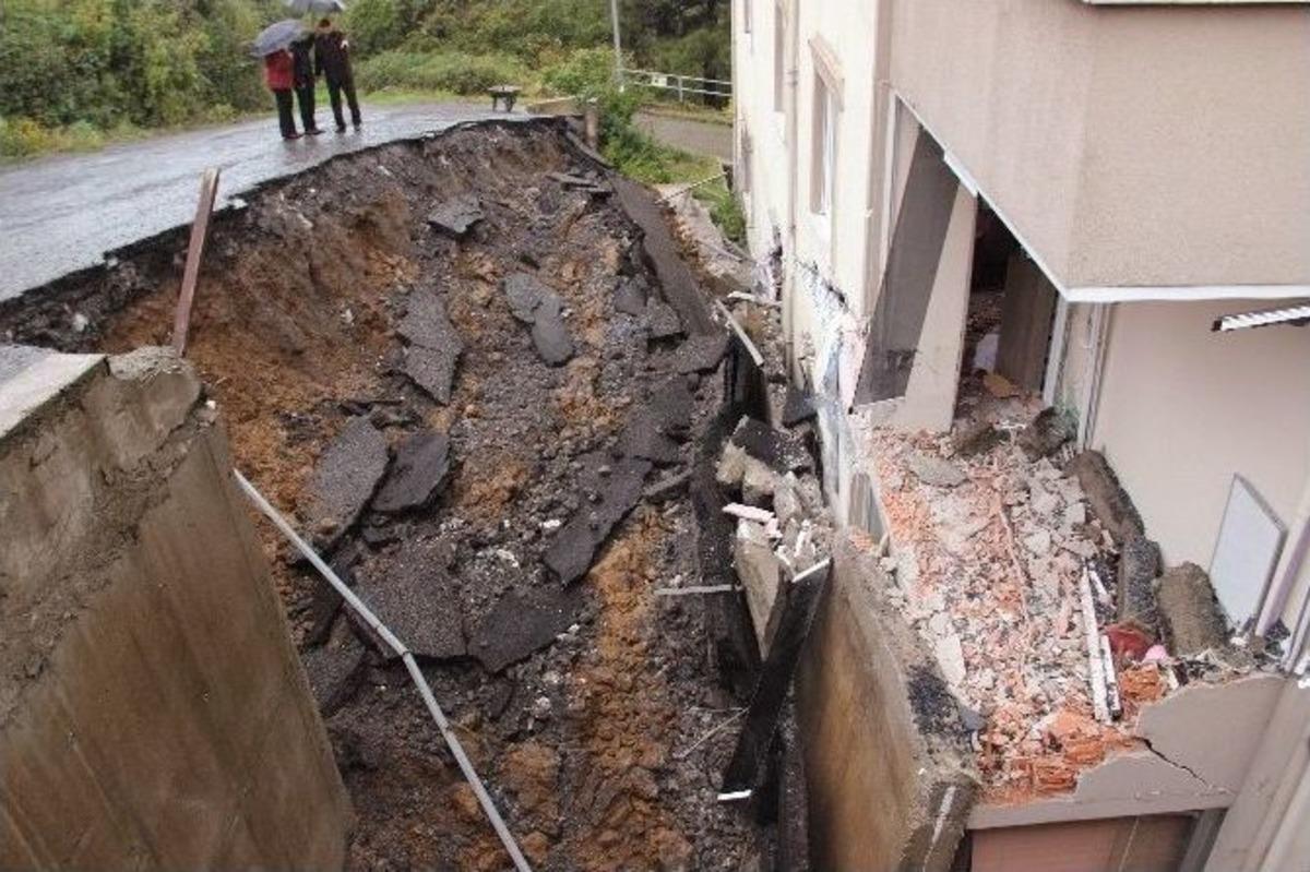 İstinat Duvarı Ve Asfalt Apartmanın &Uuml;zerine &Ccedil;&ouml;kt&uuml;