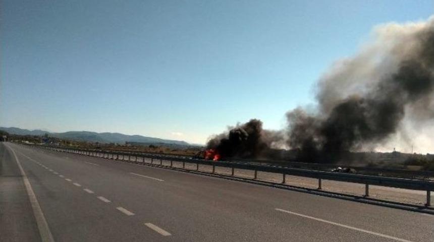 Seyir Halindeki Otomobil Alev Aldı