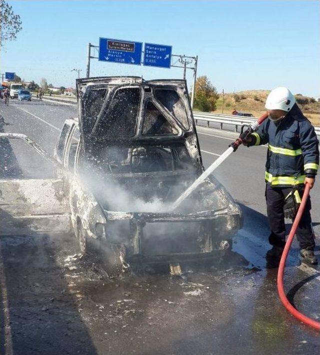 Seyir Halindeki Otomobil Alev Aldı