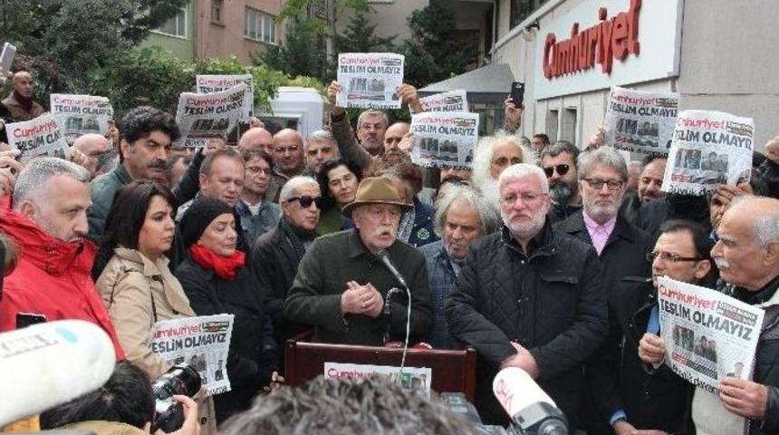 Sanat&ccedil;ılardan Cumhuriyet Gazetesi&rsquo;ne Destek