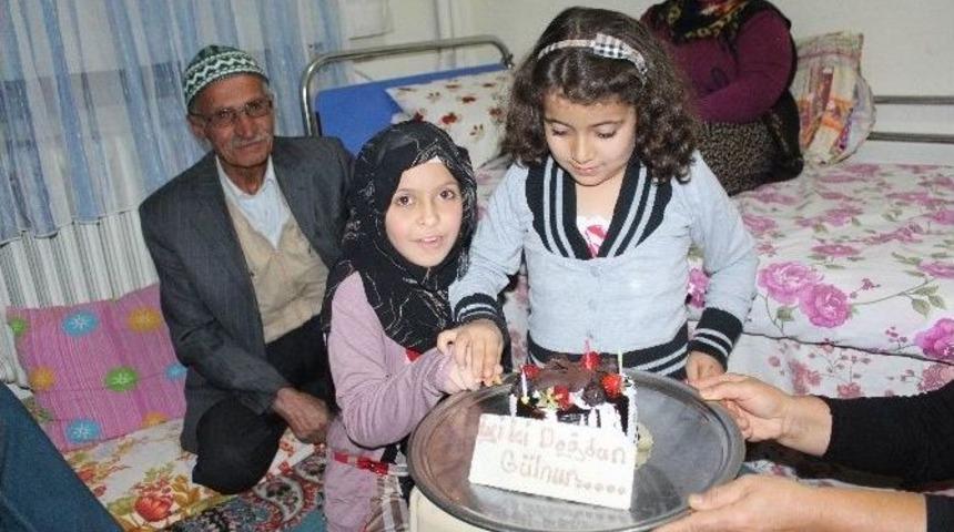 Evde Bakım Hizmetinden Yararlanan Aileye Doğum G&uuml;n&uuml; S&uuml;rprizi