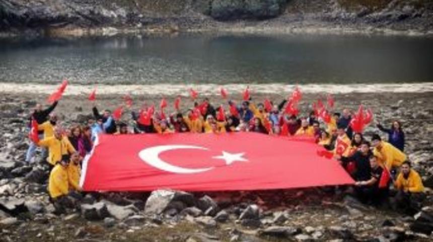 Cumhuriyet İ&ccedil;in 2 Bin 415 Rakımlı B&ouml;lgede T&uuml;rk Bayrağı A&ccedil;tılar