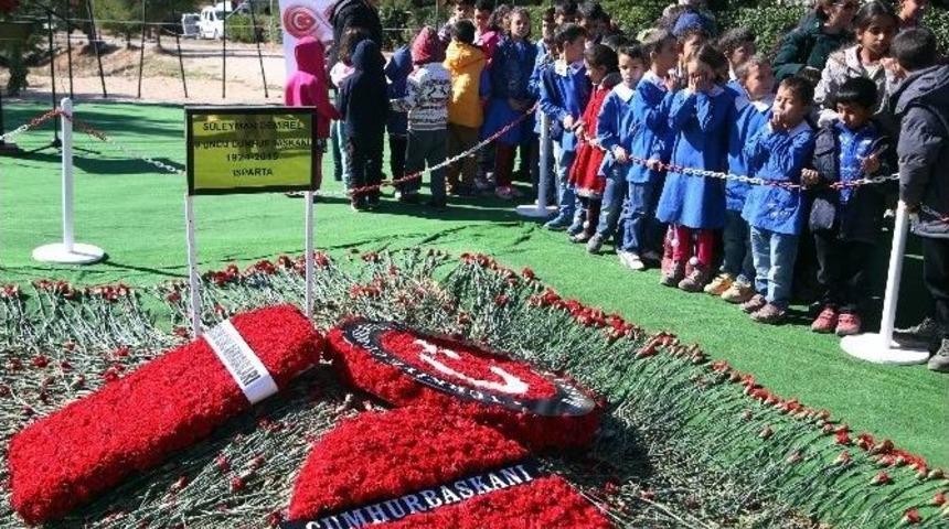 S&uuml;leyman Demirel, 92&rsquo;nci Yaş G&uuml;n&uuml;nde Anıldı