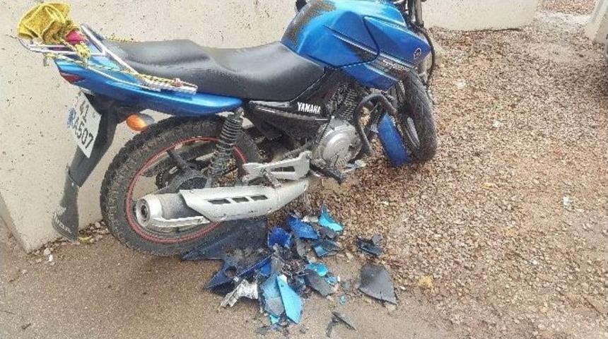 Motosiklet Otomobile &Ccedil;arptı : 1 Yaralı