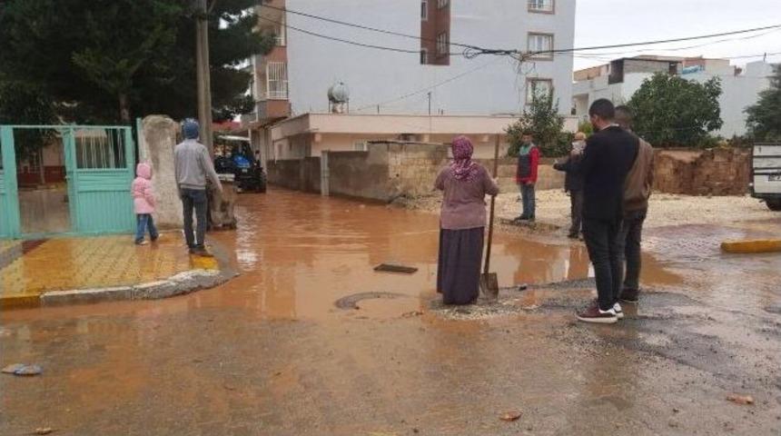 Suru&ccedil;&rsquo;ta Yağmur Beraberinde Sel Getirdi