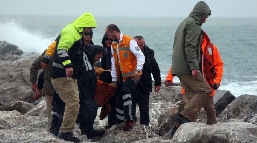 &Uuml;&ccedil; &Ccedil;ocuk Annesi Kadın Dev Dalgaların Arasında İntihara Kalkıştı