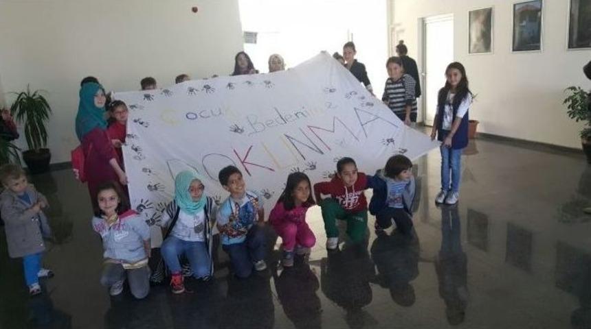 Miniklerden &lsquo;&ccedil;ocuk Bedenime Dokunma&rsquo; Pankartı