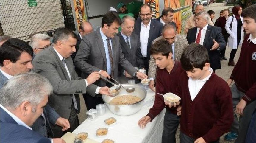 D&uuml;ndar &Ouml;ğrencilere Aşure Dağıttı