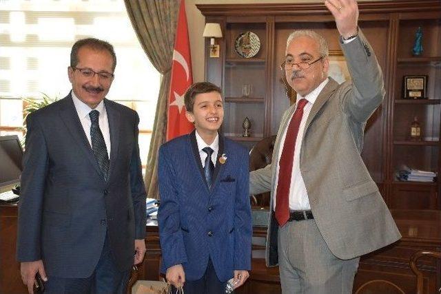 Vali Güvençer, Türkiye Hafızlık Yarışması İkincisi Ahmet Said İpek’i Ağırladı