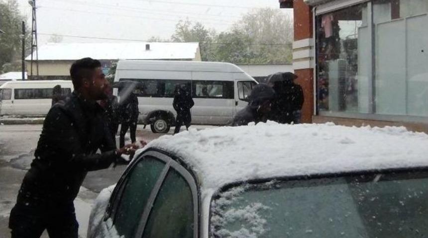 Erciş’te Mevsimin İlk Kar Yağışı Başladı