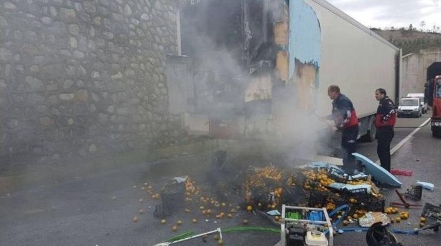 Narenciye Y&uuml;kl&uuml; Tır Alev Aldı