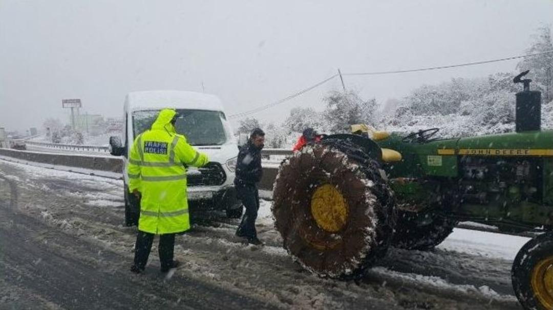 Bolu Dağı&rsquo;nda Kar Yağışı Yolu Trafiğe Kapattı
