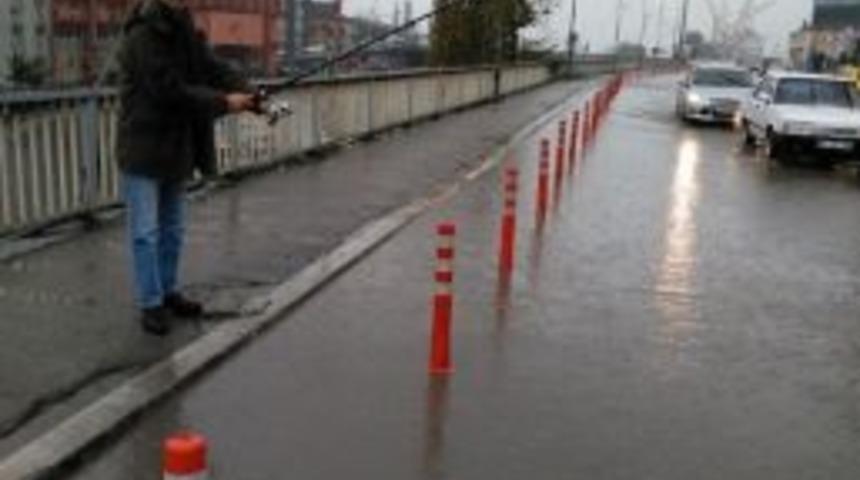 Su Baskını Yaşanan K&ouml;pr&uuml;de Oltalı Protesto