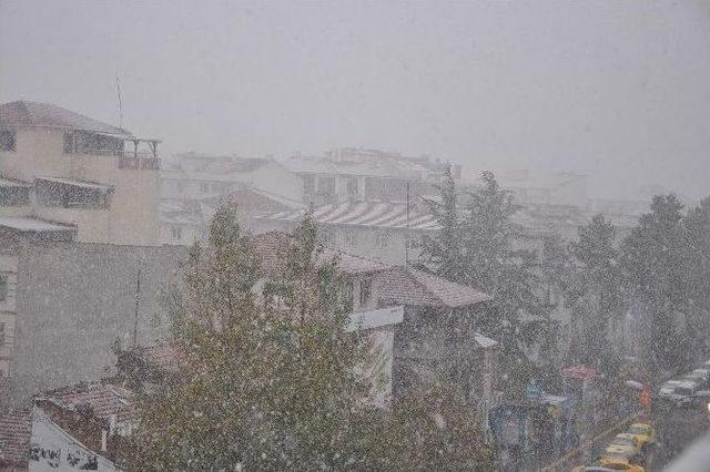 Bozüyük’e Kar Yağışı Yüksek Kesimlerin Ardından Şehir Merkezinde De Etkili Oldu