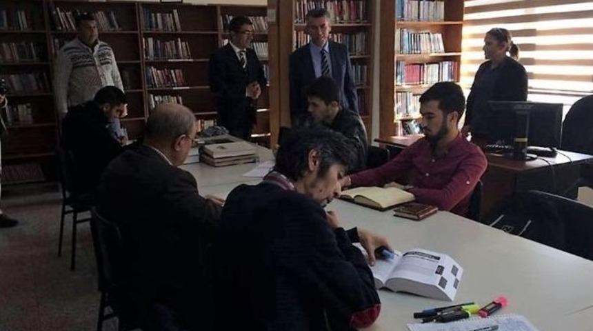 Kaymakam Ali Sırmalı İl&ccedil;e Halk K&uuml;t&uuml;phanesini Ziyaret Etti