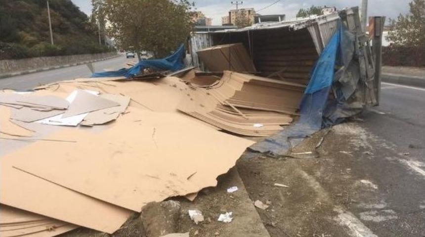 Sunta Y&uuml;kl&uuml; Kamyon Devrildi, Yol Kapandı