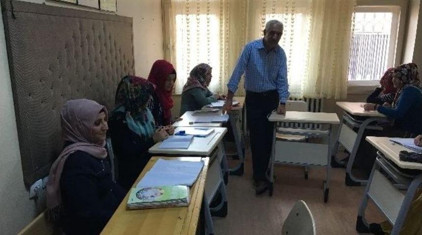 Kahta İl&ccedil;esinde Okuma Ve Yazma Kursları Devam Ediyor