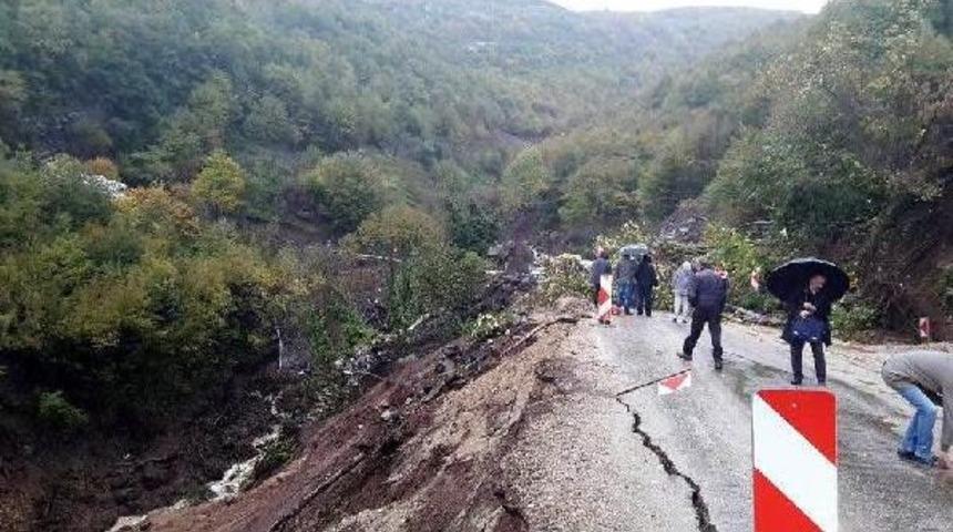 Bartın'da Heyelan Il&ccedil;e Yolunu Ulaşıma Kapattı