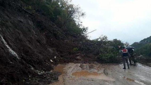 Bartın'da Heyelan Ilçe Yolunu Ulaşıma Kapattı