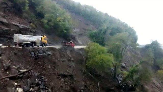 Bartın'da Heyelan Ilçe Yolunu Ulaşıma Kapattı