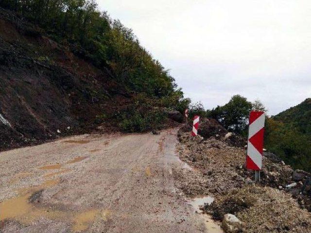 Bartın'da Heyelan Ilçe Yolunu Ulaşıma Kapattı