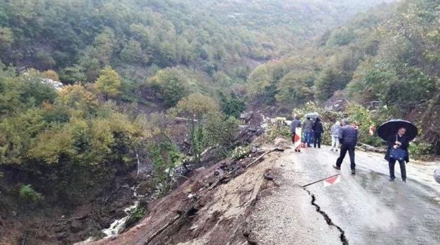 Bartın-kurucaşile Yolu Heyelan Nedeniyle Kapandı