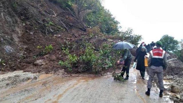 Bartın-kurucaşile Yolu Heyelan Nedeniyle Kapandı