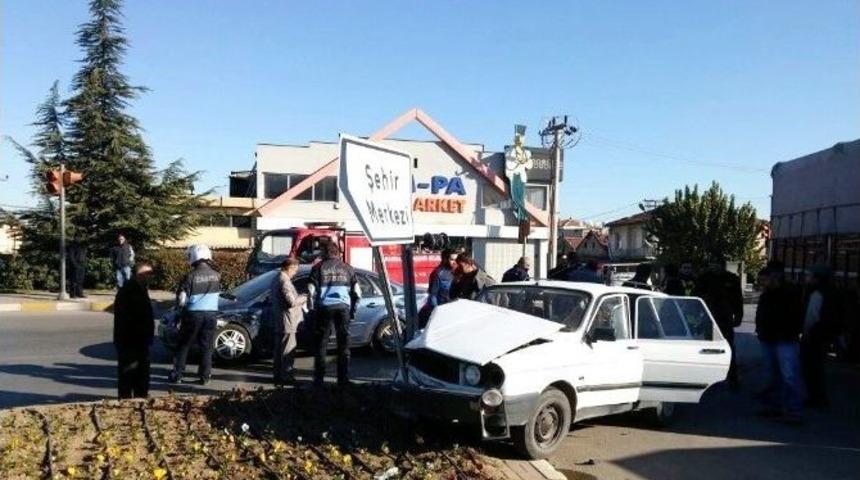 İki Otomobil Çarpıştı: 2 Yaralı