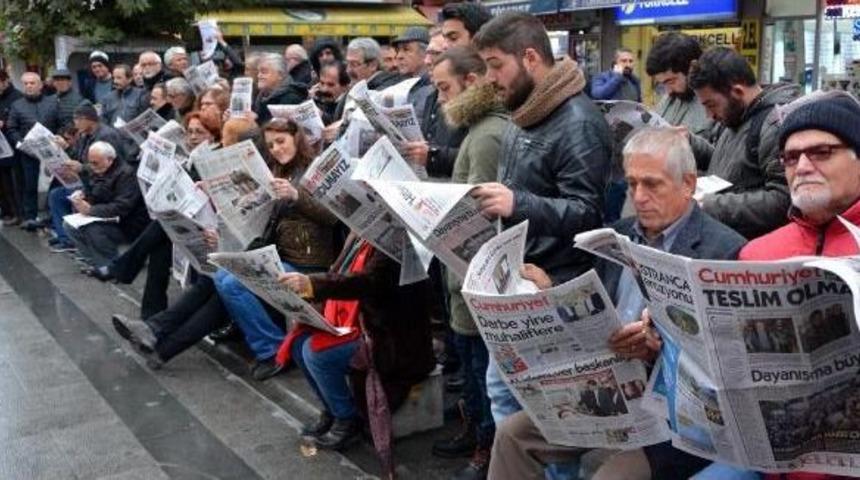 Karab&uuml;k'te Chp'liler Cumhuriyet Okudu