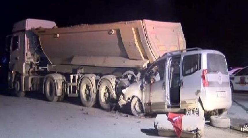 Ey&uuml;p'te Trafik Kazası: 2 &Ouml;l&uuml;