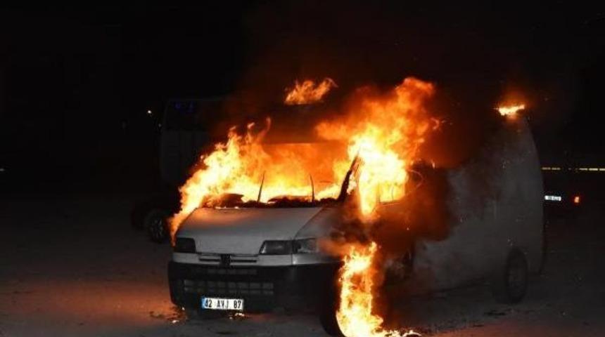 Tekstil Malzemeleri Y&uuml;kl&uuml; Minib&uuml;s Alev Alev Yandı