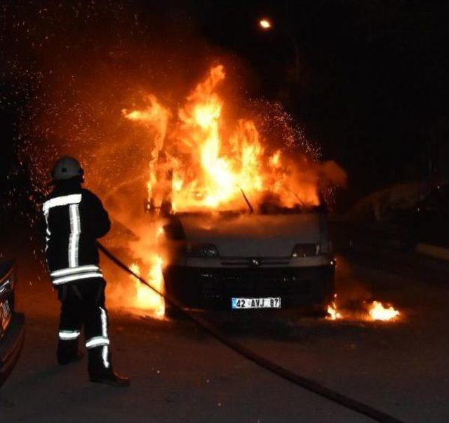 Tekstil Malzemeleri Yüklü Minibüs Alev Alev Yandı