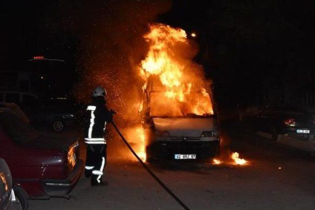 Tekstil Malzemeleri Yüklü Minibüs Alev Alev Yandı