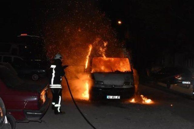 Tekstil Malzemeleri Yüklü Minibüs Alev Alev Yandı