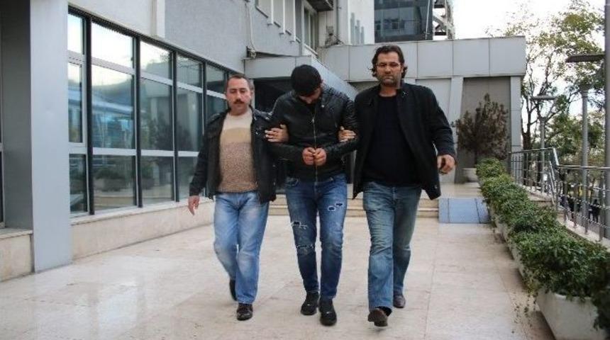 Yaşlı &Ccedil;iftin &Ccedil;antasını Kapka&ccedil; Yapan Zanlı Kameraya B&ouml;yle Yakalandı