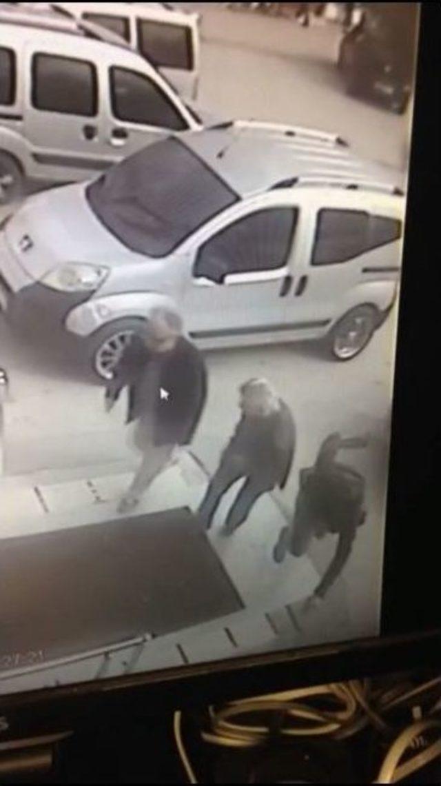 Yaşlı &Ccedil;iftin &Ccedil;antasını Kapka&ccedil; Yapan Zanlı Kameraya B&ouml;yle Yakalandı 1