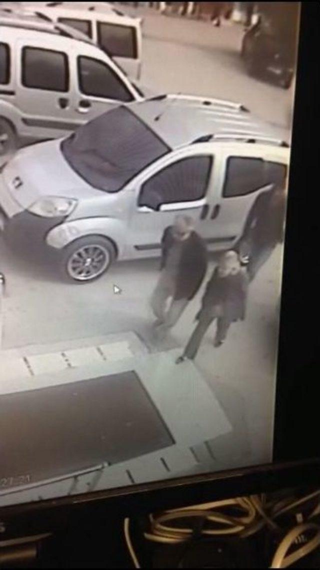 Yaşlı &Ccedil;iftin &Ccedil;antasını Kapka&ccedil; Yapan Zanlı Kameraya B&ouml;yle Yakalandı 2