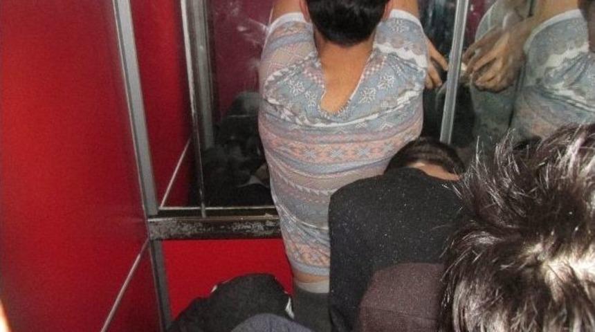 Gen&ccedil;ler Geceyi Asans&ouml;rde Ge&ccedil;irdi