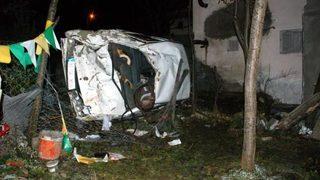 Otomobil Evin Bahçesine Uçtu: 2 Ölü, 4 Yaralı