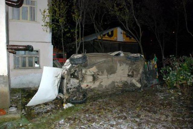 Otomobil Evin Bahçesine Uçtu: 2 Ölü, 4 Yaralı