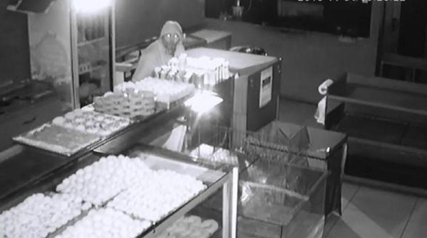 Pastanede Para Bulamayınca Pasta Ve B&ouml;rekleri &Ccedil;aldı