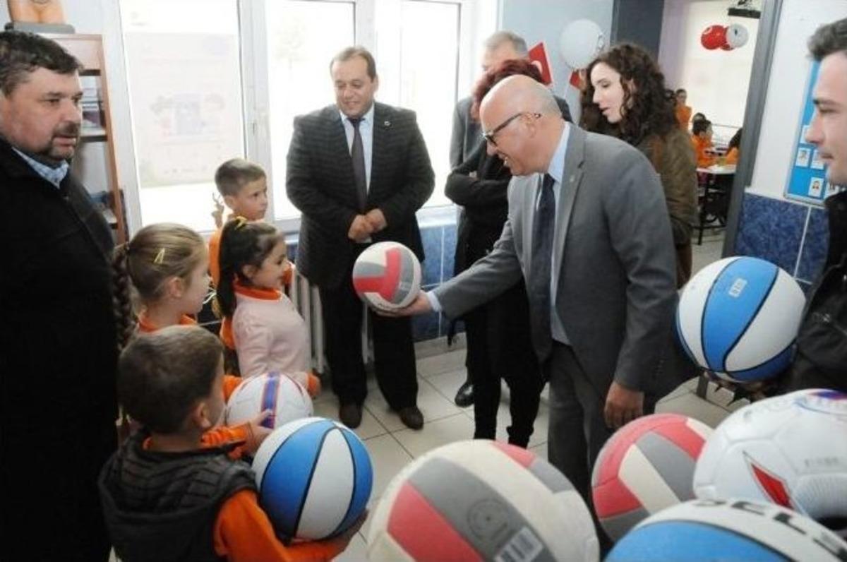 &Ccedil;evreci &Ouml;ğrencilere &Ouml;d&uuml;llerini Başkan Eşkinat Verdi