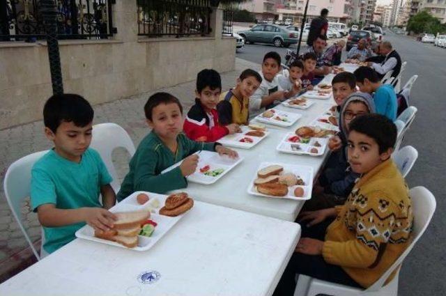 Sabah Namazına Gelen Çocuklara Açık Büfe Kahvaltı