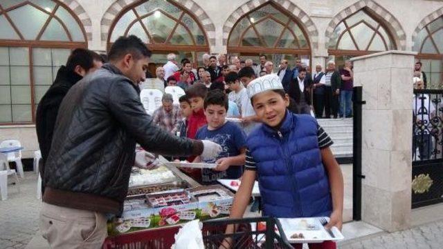 Sabah Namazına Gelen Çocuklara Açık Büfe Kahvaltı