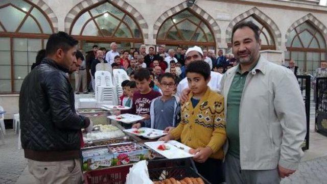 Sabah Namazına Gelen Çocuklara Açık Büfe Kahvaltı