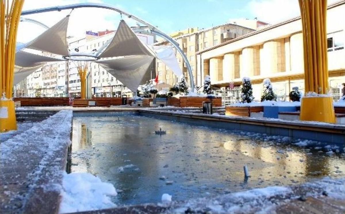 Erzurum&rsquo;da S&uuml;s Havuzları Dondu