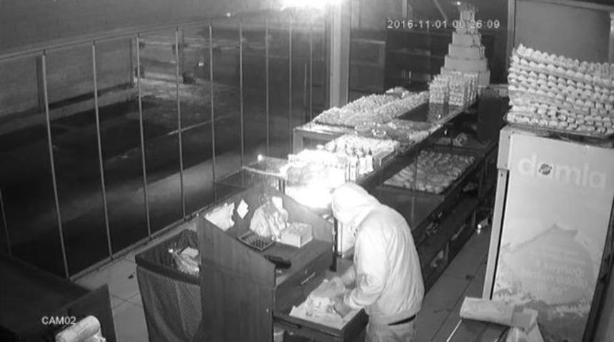 Hırsız Girdiği D&uuml;kkandan Tatlı İle Kola &Ccedil;alıp Ka&ccedil;tı