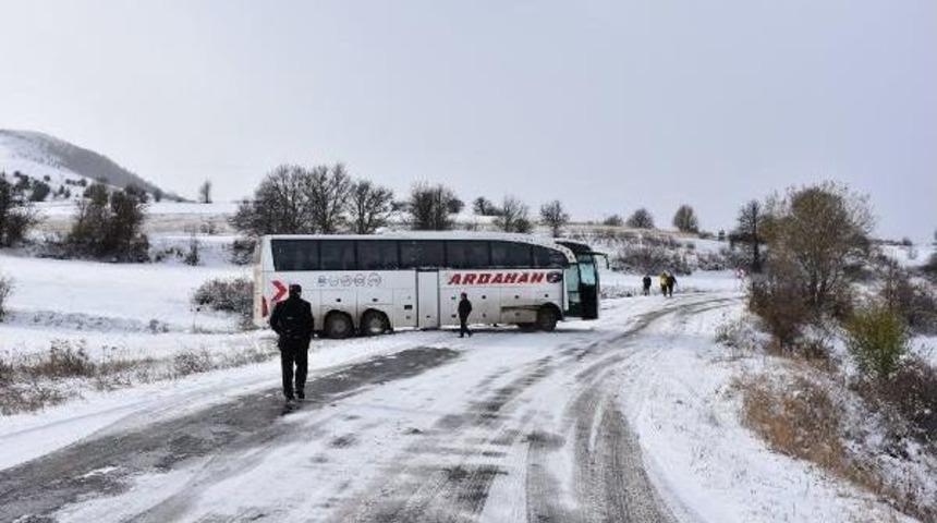 Ilgar Ge&ccedil;idi'nde Kar Ulaşımı Aksattı