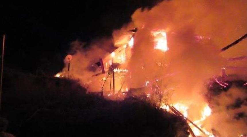 Osmancık'ta Iki Katlı Ev Alev Alev Yandı