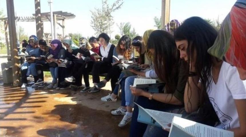 Gen&ccedil;lik Merkezinden &Uuml;niversitede Okuma Etkinliği